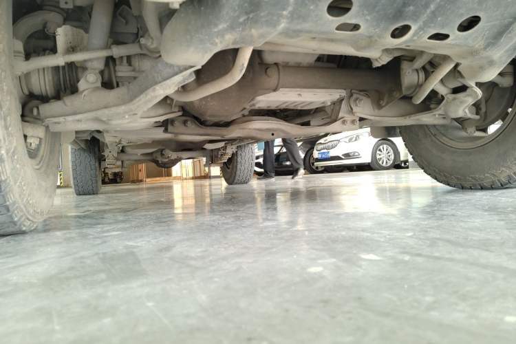 Used Isuzu Pickup 2015 2.8T Four-Wheel Drive 4JB1CT Chassis Front Right