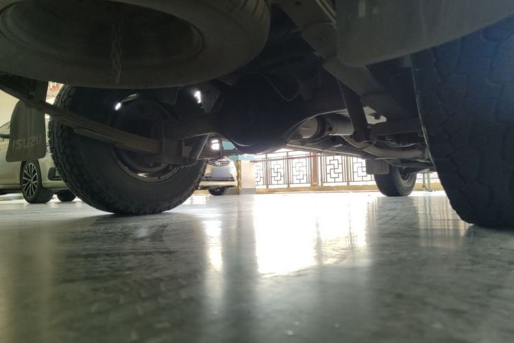 Used Isuzu Pickup 2015 2.8T Four-Wheel Drive 4JB1CT Chassis Rear Right