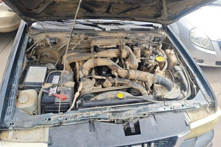 Used Isuzu Pickup 2015 2.8T Four-Wheel Drive 4JB1CT Engine Bay