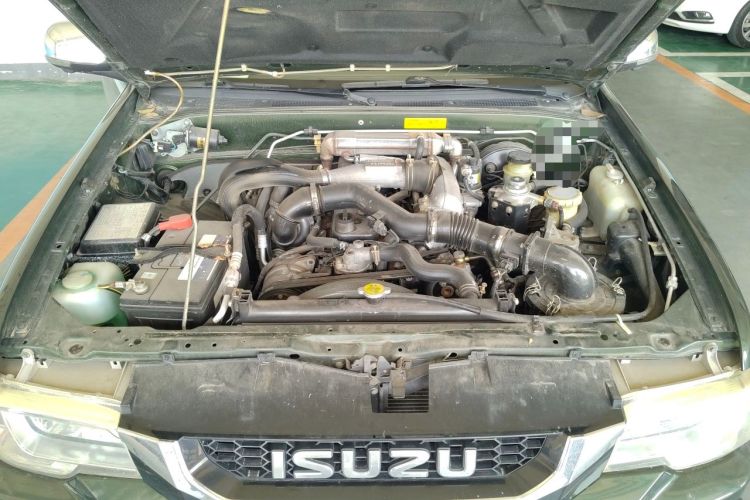 Used Isuzu Pickup 2015 2.8T Four-Wheel Drive 4JB1CT Engine Bay