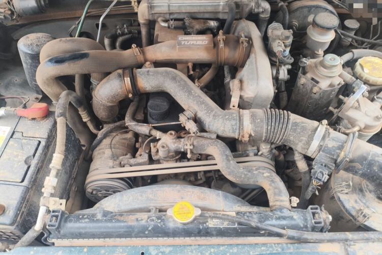 Used Isuzu Pickup 2015 2.8T Four-Wheel Drive 4JB1CT Engine Bay