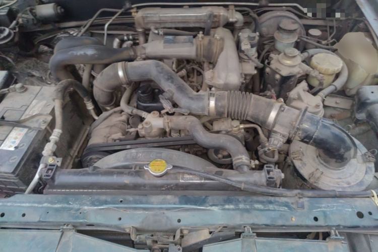 Used Isuzu Pickup 2015 2.8T Two-Wheel Drive 4JB1CT Engine Bay