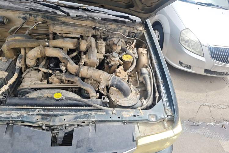 Used Isuzu Pickup 2015 2.8T Four-Wheel Drive 4JB1CT Engine Bay Left
