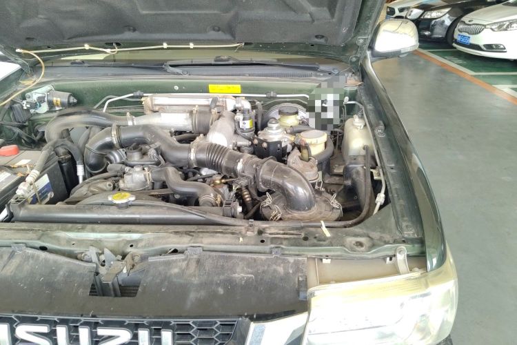Used Isuzu Pickup 2015 2.8T Four-Wheel Drive 4JB1CT Engine Bay Left