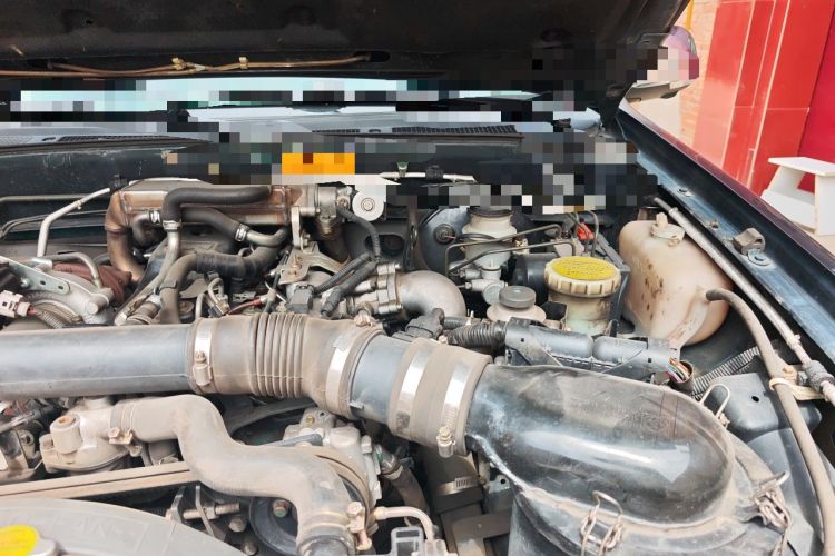 Used Isuzu Pickup 2015 3.0T Four-Wheel Drive 4KH1CT Engine Bay Left