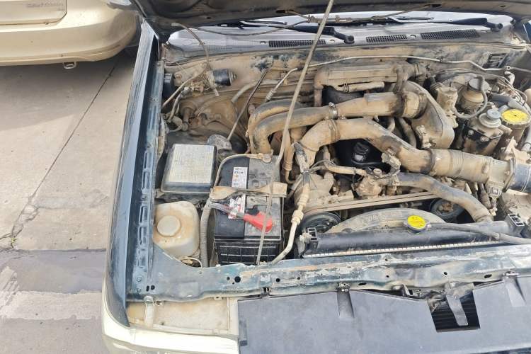Used Isuzu Pickup 2015 2.8T Four-Wheel Drive 4JB1CT Engine Bay Right
