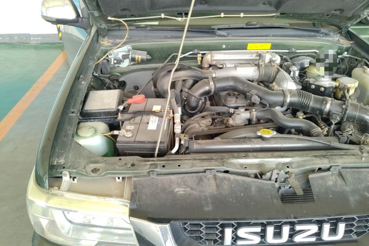 Used Isuzu Pickup 2015 2.8T Four-Wheel Drive 4JB1CT Engine Bay Right