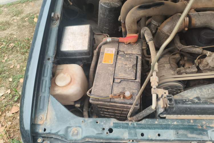 Used Isuzu Pickup 2015 2.8T Four-Wheel Drive 4JB1CT Engine Bay Right