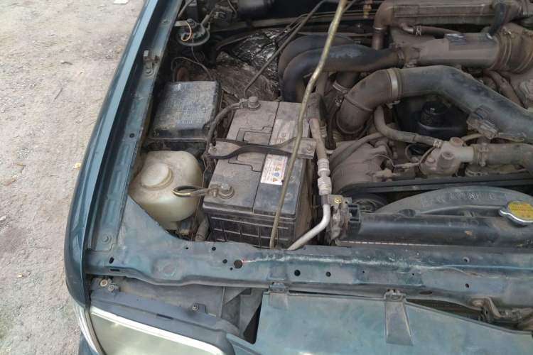 Used Isuzu Pickup 2015 2.8T Two-Wheel Drive 4JB1CT Engine Bay Right