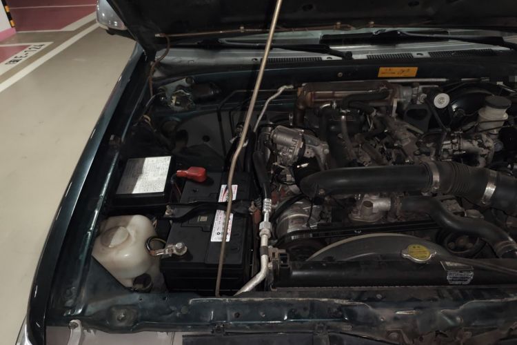 Used Isuzu Pickup 2015 3.0T Two-Wheel Drive 4KH1CT Engine Bay Right