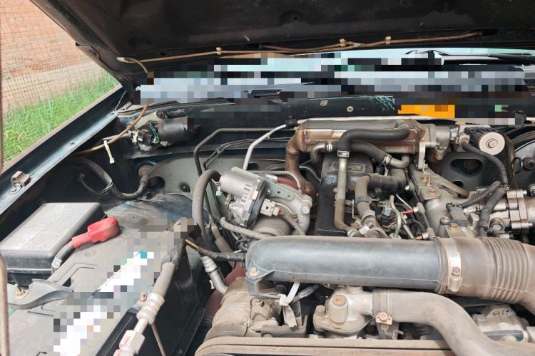 Used Isuzu Pickup 2015 3.0T Four-Wheel Drive 4KH1CT Engine Bay Right