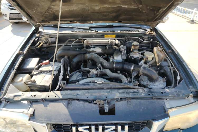 Used Isuzu Pickup 2015 2.8T Two-Wheel Drive 4JB1CT Engine Bay
