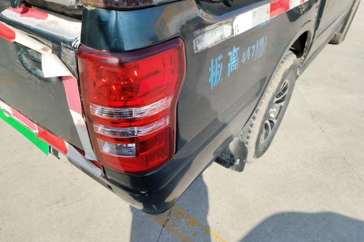 Used Isuzu Pickup 2015 2.8T Two-Wheel Drive 4JB1CT Exterior 6