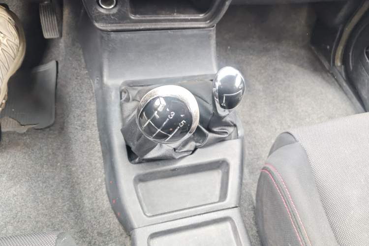 Used Isuzu Pickup 2015 2.8T Four-Wheel Drive 4JB1CT Gear Lever