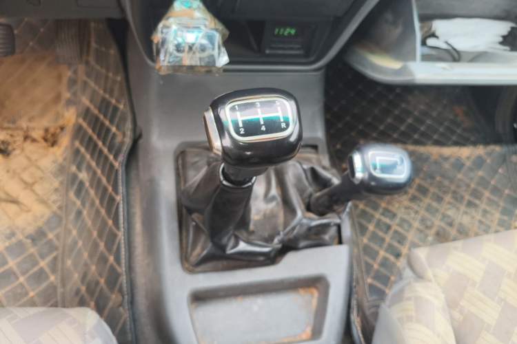 Used Isuzu Pickup 2015 2.8T Four-Wheel Drive 4JB1CT Gear Lever