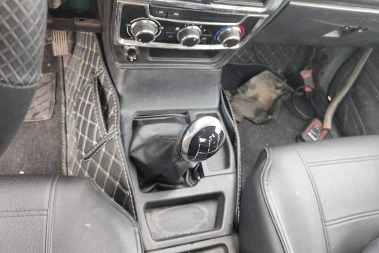 Used Isuzu Pickup 2015 2.8T Two-Wheel Drive 4JB1CT Gear Lever