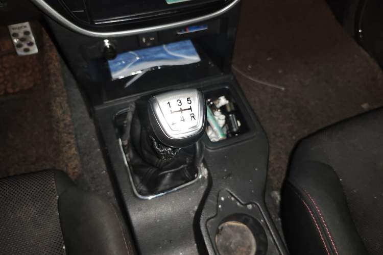 Used Isuzu Pickup 2015 3.0T Two-Wheel Drive 4KH1CT Gear Lever