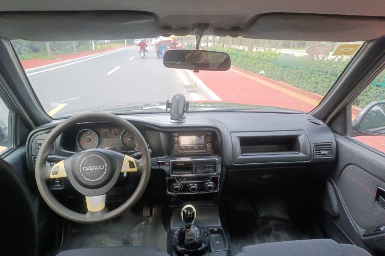 Used Isuzu Pickup 2015 2.8T Two-Wheel Drive 4JB1CT Interior 2