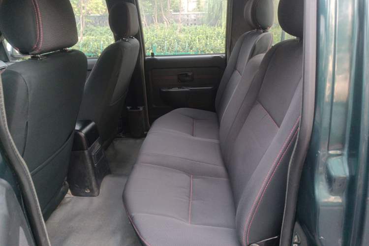 Used Isuzu Pickup 2015 2.8T Two-Wheel Drive 4JB1CT Interior 5