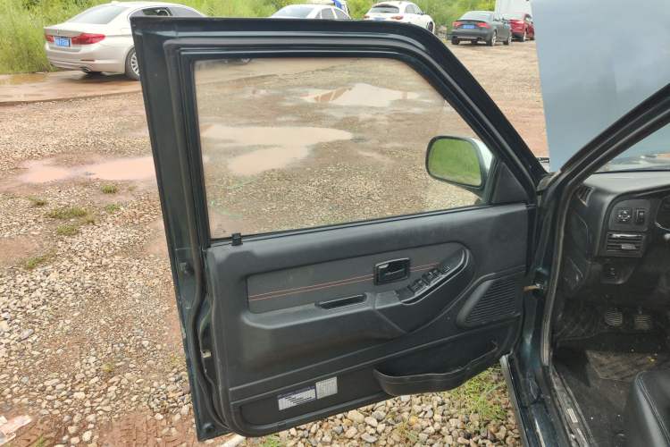 Used Isuzu Pickup 2015 2.8T Two-Wheel Drive 4JB1CT Left Front Door Interior