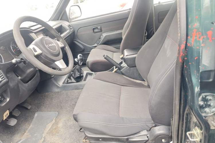 Used Isuzu Pickup 2015 2.8T Four-Wheel Drive 4JB1CT Left Front Seat