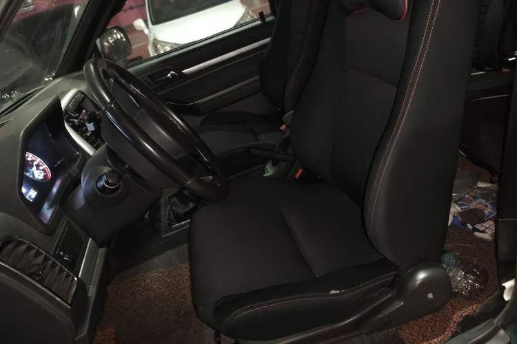 Used Isuzu Pickup 2015 3.0T Two-Wheel Drive 4KH1CT Left Front Seat
