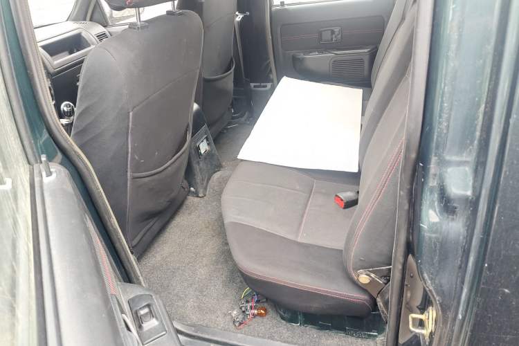 Used Isuzu Pickup 2015 2.8T Four-Wheel Drive 4JB1CT Left Rear Seat