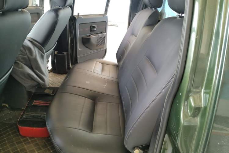 Used Isuzu Pickup 2015 2.8T Four-Wheel Drive 4JB1CT Left Rear Seat