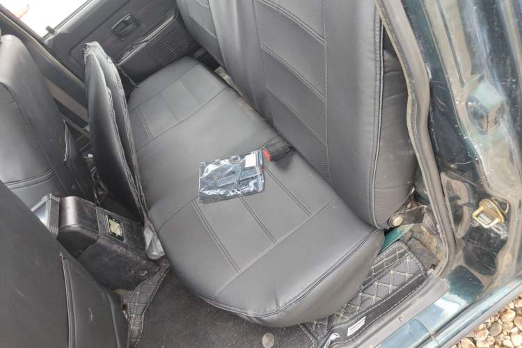 Used Isuzu Pickup 2015 2.8T Two-Wheel Drive 4JB1CT Left Rear Seat