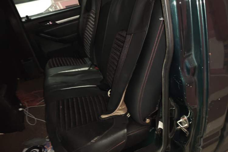 Used Isuzu Pickup 2015 3.0T Two-Wheel Drive 4KH1CT Left Rear Seat