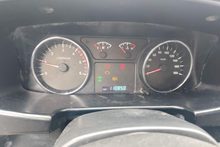 Used Isuzu Pickup 2015 2.8T Four-Wheel Drive 4JB1CT Odometer Close Up