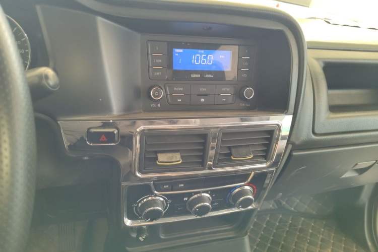 Used Isuzu Pickup 2015 2.8T Four-Wheel Drive 4JB1CT Odometer Close Up