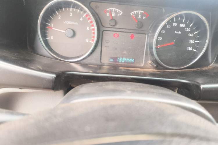 Used Isuzu Pickup 2015 2.8T Four-Wheel Drive 4JB1CT Odometer Close Up