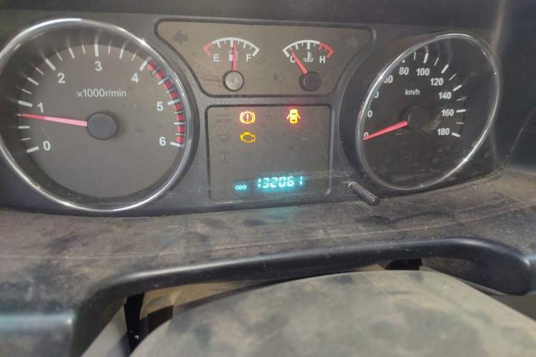 Used Isuzu Pickup 2015 2.8T Two-Wheel Drive 4JB1CT Odometer Close Up