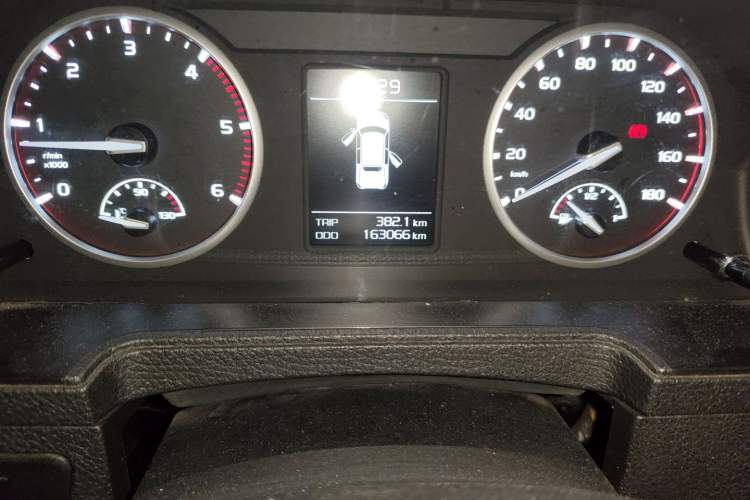 Used Isuzu Pickup 2015 3.0T Two-Wheel Drive 4KH1CT Odometer Close Up