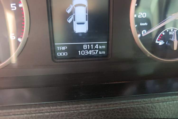 Used Isuzu Pickup 2015 3.0T Four-Wheel Drive 4KH1CT Odometer Close Up