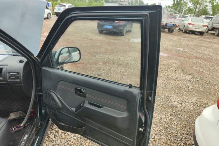 Used Isuzu Pickup 2015 2.8T Two-Wheel Drive 4JB1CT Right Front Door Interior