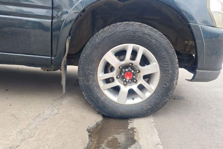 Used Isuzu Pickup 2015 2.8T Four-Wheel Drive 4JB1CT Right Front Wheel Hub