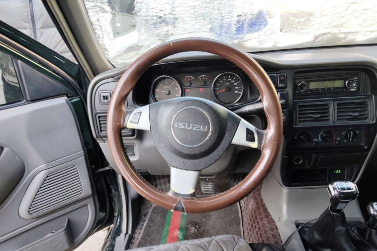 Used Isuzu Pickup 2015 2.8T Four-Wheel Drive 4JB1CT Steering Wheel