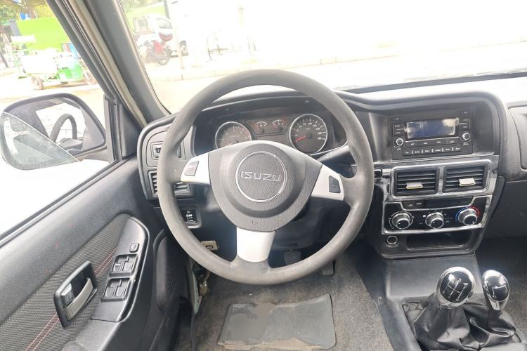 Used Isuzu Pickup 2015 2.8T Four-Wheel Drive 4JB1CT Steering Wheel