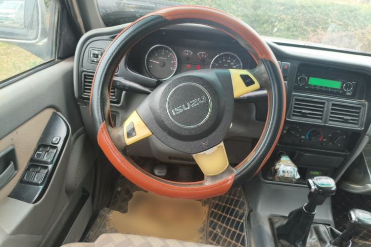 Used Isuzu Pickup 2015 2.8T Four-Wheel Drive 4JB1CT Steering Wheel