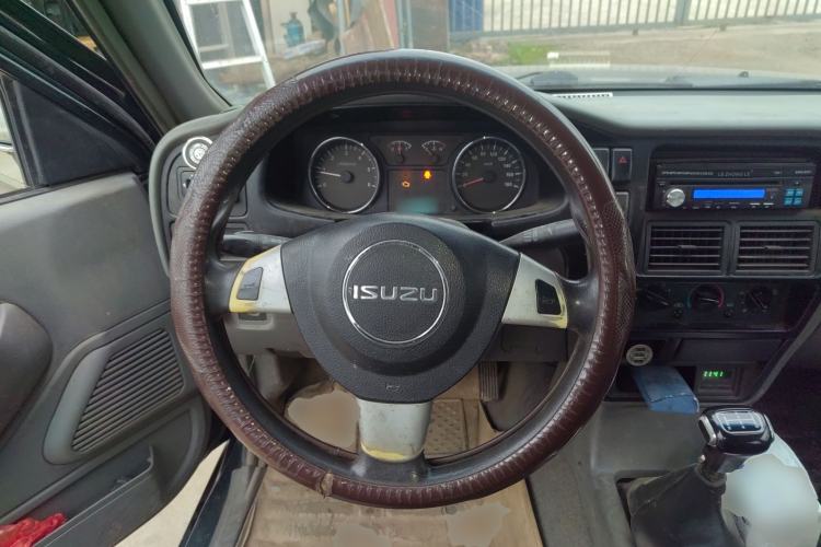 Used Isuzu Pickup 2015 2.8T Two-Wheel Drive 4JB1CT Steering Wheel