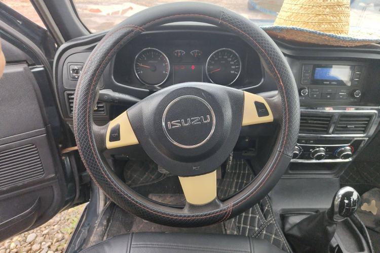 Used Isuzu Pickup 2015 2.8T Two-Wheel Drive 4JB1CT Steering Wheel