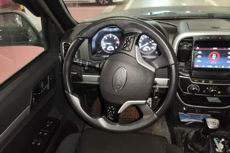 Used Isuzu Pickup 2015 3.0T Two-Wheel Drive 4KH1CT Steering Wheel