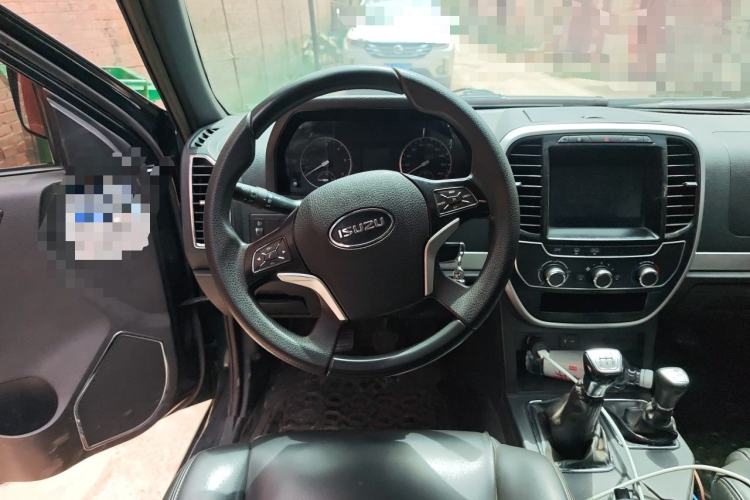 Used Isuzu Pickup 2015 3.0T Four-Wheel Drive 4KH1CT Steering Wheel