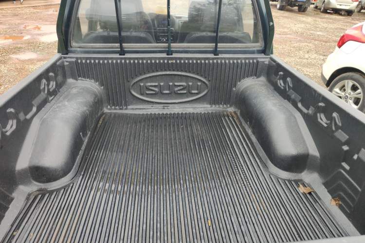 Used Isuzu Pickup 2015 2.8T Two-Wheel Drive 4JB1CT Trunk