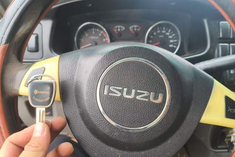 Used Isuzu Pickup 2015 2.8T Four-Wheel Drive 4JB1CT Vehicle Key