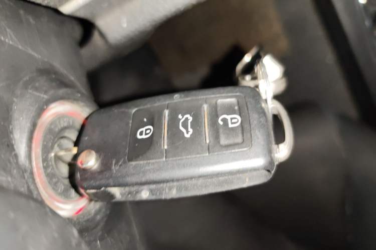 Used Isuzu Pickup 2015 3.0T Two-Wheel Drive 4KH1CT Vehicle Key