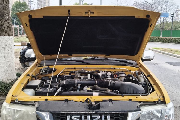 Used Isuzu Qingling T17 2021 3.0T Diesel Two-Wheel Drive Crew Cab with Extended Wheelbase Model 4KH1CT6H1 Engine Bay