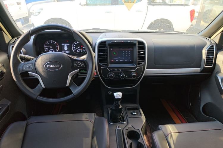 Used Isuzu Qingling T17 2023 3.0T Diesel 4x4 Crew Cab with Standard Wheelbase 4KH1CT6H1 Center Console